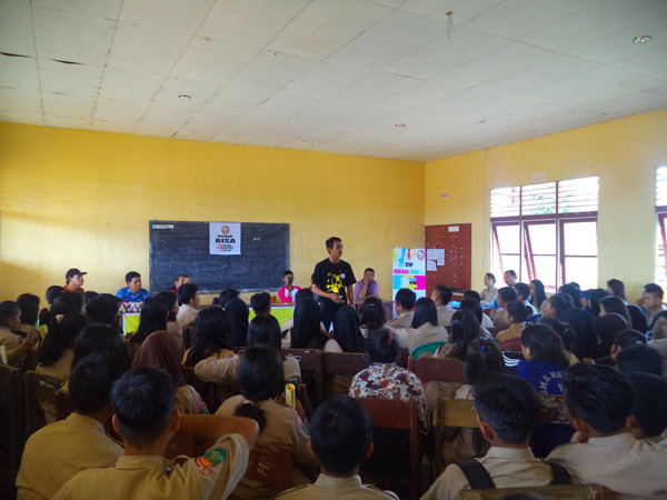 Nordianto (Duta Mahasiswa Kalbar 2014) memberikan motivasi kepada Pengurus PIK Remaja SMAN 1