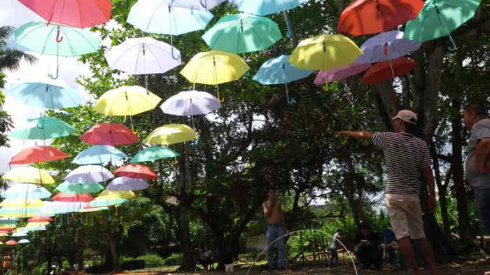 Ratusan Payung di Festival Payung 2015