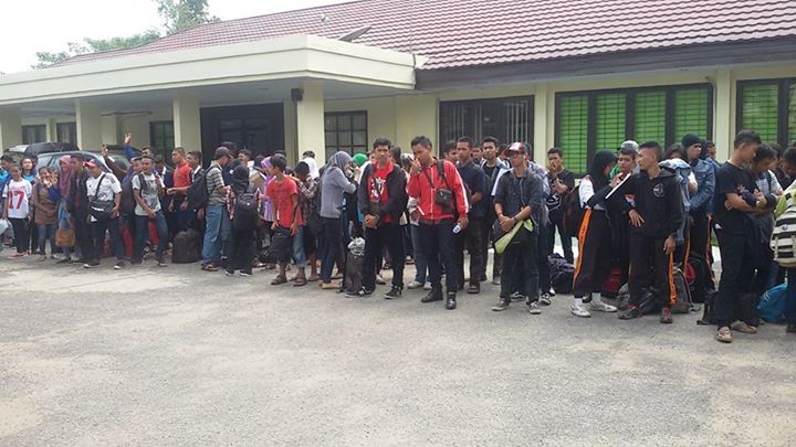 Peserta Parade Remaja Cinta Nusantara Untuk Perubahan dan Perdamaian Berkumpul di Halaman Perwakilan BKKBN Provinsi Kalimantan Barat #kalbarBisa