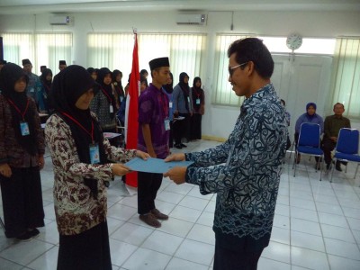 Sekretaris Perwakilan BKKBN Provinsi Kalimantan Barat Menyerahkan Plakat terbentuknya PIK REMAJA di Ushuluddin